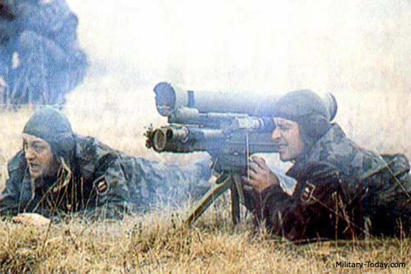 Loại tên lửa chống tăng này có trọng lượng đầy đủ 13,8 kg với tên lửa nặng 3,6kg mỗi quả và dàn phóng nặng 10,2kg. Nguồn ảnh: Pinterest.