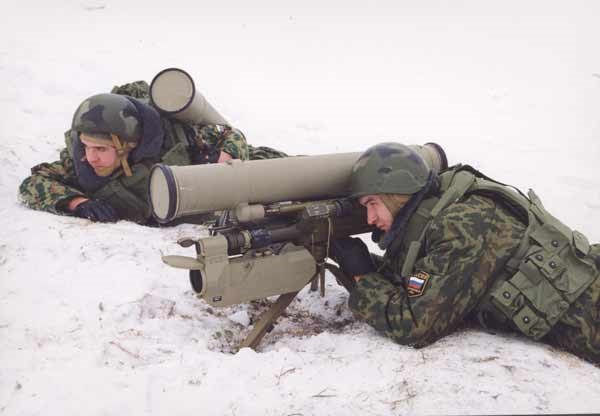 Về cơ bản, có thể coi Metis-M là "tổ hợp TOW do Nga sản xuất" khi nó vẫn sử dụng cơ chế bắn dẫn đường bằng dây dưới sự điều khiển của xạ thủ. Nguồn ảnh: Pinterest.