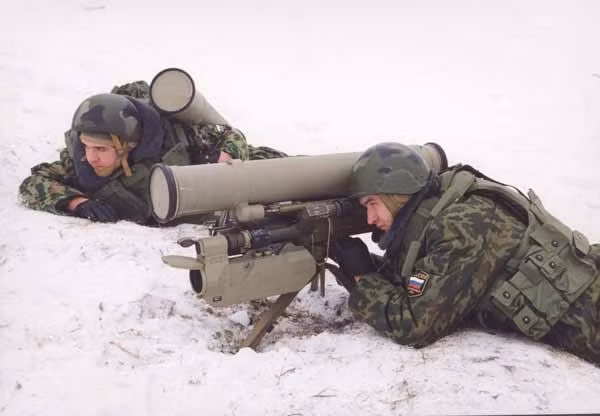 Về cơ bản, có thể coi Metis-M là "tổ hợp TOW do Nga sản xuất" khi nó vẫn sử dụng cơ chế bắn dẫn đường bằng dây dưới sự điều khiển của xạ thủ. Nguồn ảnh: Pinterest.