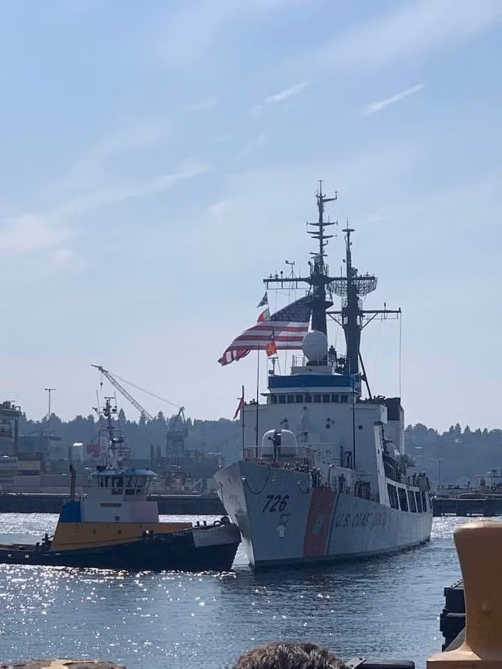 Vũ khí trang bị của WHEC 726 gồm radar trinh sát đường không 2D AN/SPS-40, pháo hạm Oto Breda cỡ 76,2 mm, hệ thống phòng thủ tầm cực gần 20 mm Phalanx CIWS.