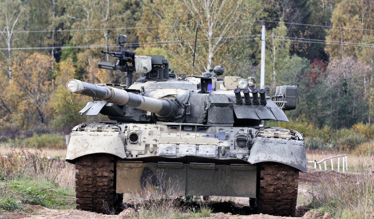 Phiên bản xe tăng chủ lực T-80U có thể coi là bản mạnh nhất ủa dòng xe tăng này. Đây cũng là phiên bản cuối cùng của T-80 do Liên Xô/Nga cải biên. Các phiên bản sau này mang định danh T-80UD và T-84 đều do Ukraine phát triển, cải tiến thêm. Nguồn ảnh: Rumil.