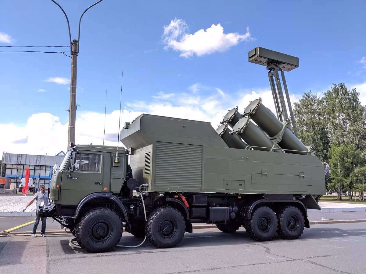 Rubezh-ME gần như đã khắc phục được mọi nhược điểm của Bal-E khi có tầm bắn xa hơn nhiều so với phiên bản trước đây. Khi kết hợp với Bastion-P, tổ hợp Rubezh-ME sẽ tạo ra lưới lửa phòng thủ bờ biển nhiều lớp, gần như bất khả xâm phạm. Nguồn ảnh: Rumil.