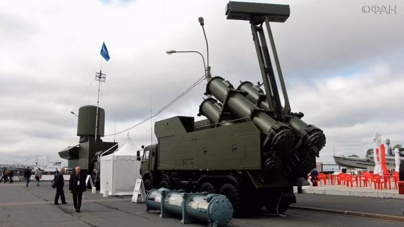 Tên lửa bờ Rubezh-ME đảm bảo khả năng phòng thủ bờ biển ở mức cao nhất với số lượng tên lửa cần được triển khai ở mức thấp nhất để vừa giảm kinh phí đầu tư ban đầu, vừa tăng hiệu quả tác chiến hiệp đồng khi xảy ra chiến sự. Nguồn ảnh: Rumil.