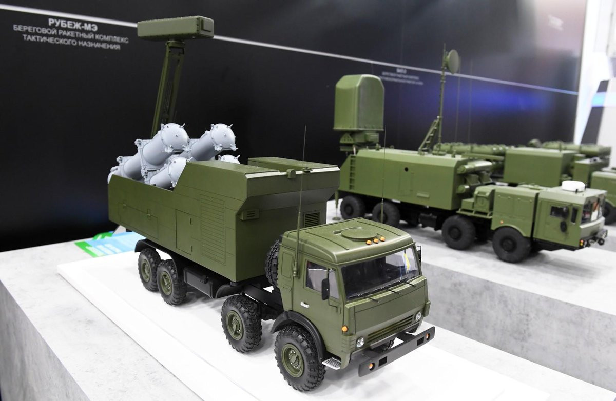 Các hệ thống radar của Rubezh-ME có khả năng theo dõi cùng lúc tối đa 200 mục tiêu, bao quát vùng biển rộng tối đa 750 km. Loại tên lửa này cũng cực kỳ thích hợp với kiểu "chiến tranh phi đối xứng" - nghĩa là lấy ít địch nhiều, lấy vũ khí rẻ tiền (Rubezh-ME) để tiêu diệt vũ khí đắt tiền (tàu sân bay). Nguồn ảnh: Rumil.