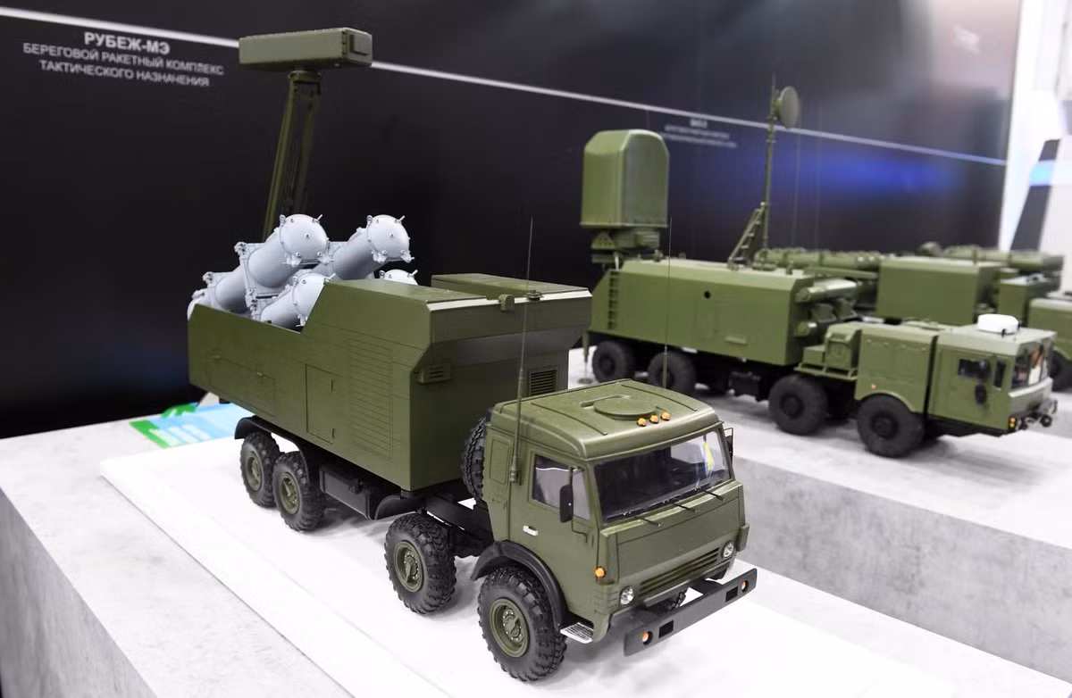 Các hệ thống radar của Rubezh-ME có khả năng theo dõi cùng lúc tối đa 200 mục tiêu, bao quát vùng biển rộng tối đa 750 km. Loại tên lửa này cũng cực kỳ thích hợp với kiểu "chiến tranh phi đối xứng" - nghĩa là lấy ít địch nhiều, lấy vũ khí rẻ tiền (Rubezh-ME) để tiêu diệt vũ khí đắt tiền (tàu sân bay). Nguồn ảnh: Rumil.