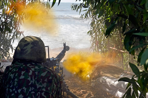 Đại liên thực hành đánh địch đổ bộ.