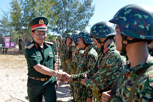 Trung tướng Trần Hoài Trung, Bí thư Đảng ủy, Chính ủy Quân khu 7 động viên cán bộ, chiến sĩ hoàn thành nhiệm vụ diễn tập.