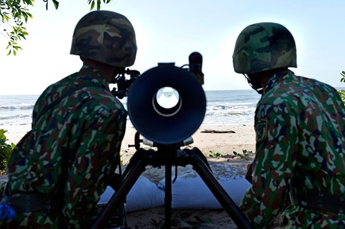 Khẩu đội SPG9 hiệu chỉnh phần tử bắn.