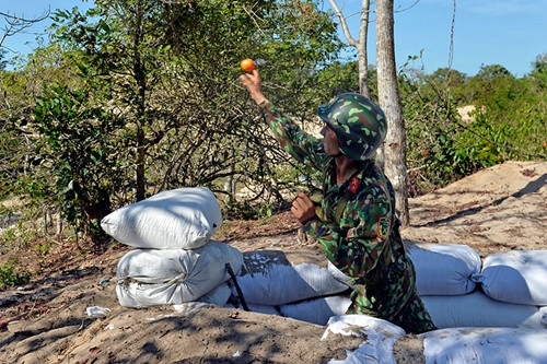 Thực hành đánh địch đột nhập trận địa.