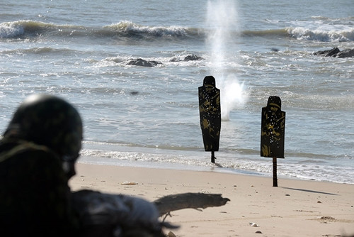 Chiến sĩ sử dụng tiểu liên AK tiêu diệt địch trên tuyến mép nước.