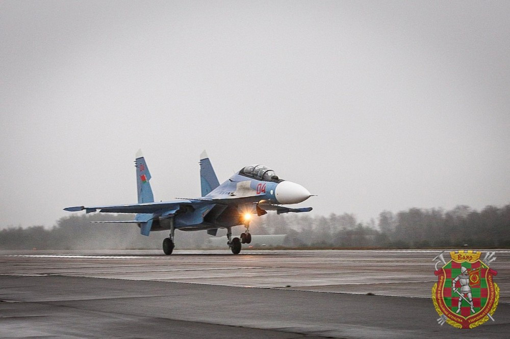 Để đảm bảo khả năng hoạt động vượt tầm lý thuyết, Su-30SM cũng được trang bị khả năng tái nạp nhiên liệu trong khi bay. Nguồn ảnh: Livejournal.