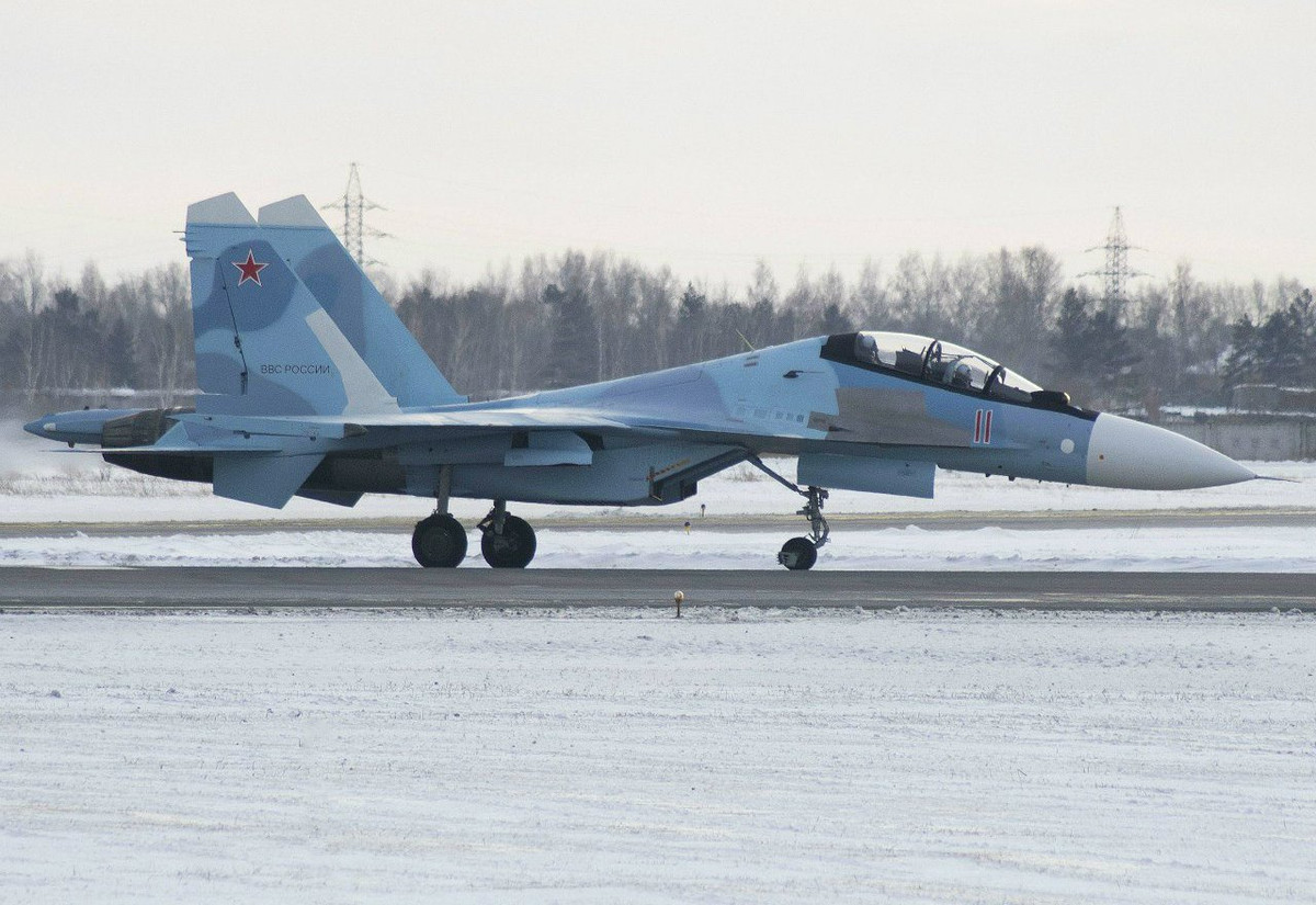 Nếu được trang bị các loại tiêm kích Su-30SM trong tương lai, Không quân Việt Nam sẽ có khả năng tác chiến không đối không cực kỳ vượt trội, tớt hơn hẳn so với việc sử dụng các tiêm kích Su-30MK2V hiện tại - vốn được tối ưu hoá vào nhiệm vụ đánh đất, đánh biển. Nguồn ảnh: Livejournal.