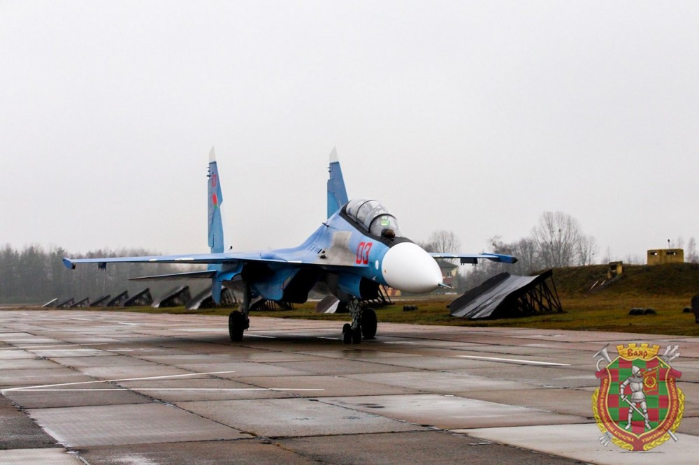 Riêng về hệ thống radar, Su-30SM được trang bị radar N011M Bars. Đây là loại radar cực kỳ hiện đại được Nga trang bị trên các chiến đấu cơ của nước này. N011M Bars có khả năng phát hiện mục tiêu ở khoảng cách 400 km, tìm kiếm mục tiêu ở khoảng cách 200 km bằng hệ thống radar quét mảng. Nguồn ảnh: Livejournal.