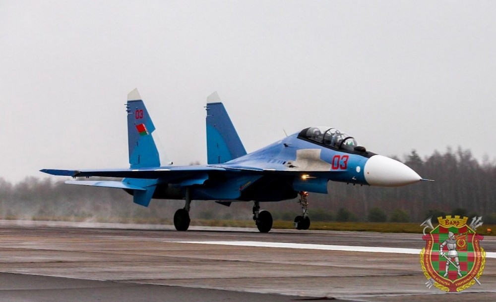 Hậu tố SM trong tên hiệu của Su-30SM có nghĩa là "Sản xuất hàng loạt và Hiện đại hoá". Phiên bản này được Không quân Nga yêu cầu có sự nâng cấp về hệ thống radar, điện đàm liên lạc, hệ thống nhận diện địch - ta, ghế phóng thoát hiểm, vũ khí và một vài kiểu dáng khí động học khác. Nguồn ảnh: Livejournal.