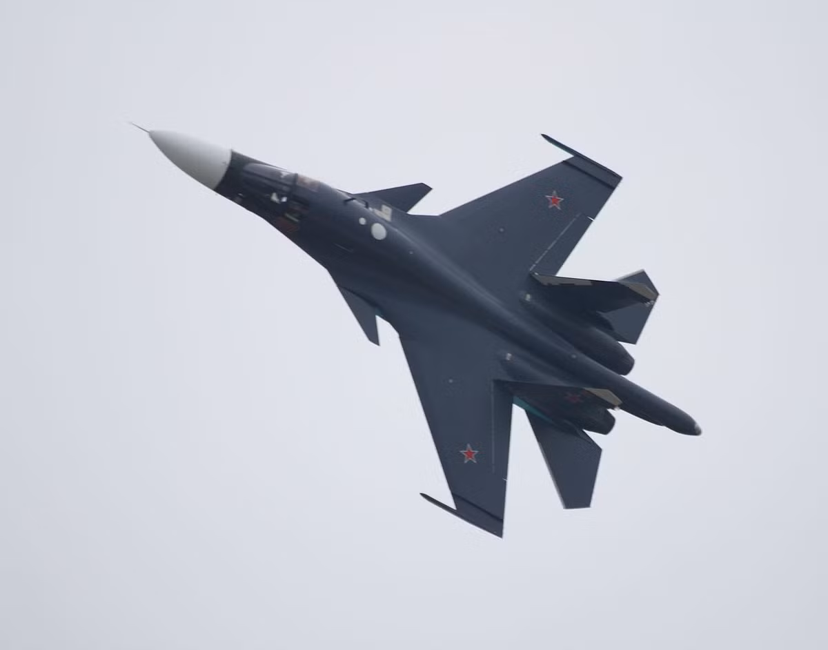 Su-34 cũng không phải là loại máy bay chiến đấu được Nga sản xuất riêng cho lực lượng không quân nước này. Hiện tại trong biên chế của Không quân Nga đang có 125 chiếc tiêm kích - bom Su-34 hoạt động, ngoài ra Nga cũng từng xuất khẩu 12 chiếc máy bay loại này cho Algeria hồi năm 2016. Nguồn ảnh: Pinterest.