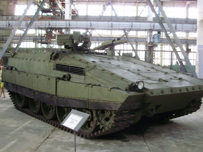 Với kiểu hoán cải theo hướng này, xe tăng T-55 sẽ được tháo hoàn toàn tháp pháo, thay vào đó là đặt lên trên nóc một lớp giáp có độ nghiêng lớn, tăng không gian cho phần khung xe và tăng khả năng "chịu đòn" khi bị tấn công bởi hỏa lực đối phương. Nguồn ảnh: Military.