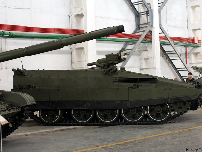 Với xe chở quân, việc thiết kế cửa mở ra ở phía sau xe để lính lên - xuống xe là điều cực kỳ quan trọng. Nếu như ở thiết kế của T-55, động cơ được đặt ở phía sau xe thì với BMP-55, vấn đề này đơn giản được khắc phục bằng cách "lộn ngược" chiếc xe tăng, sửa lại hệ thống hộp số. Nguồn ảnh: Military.