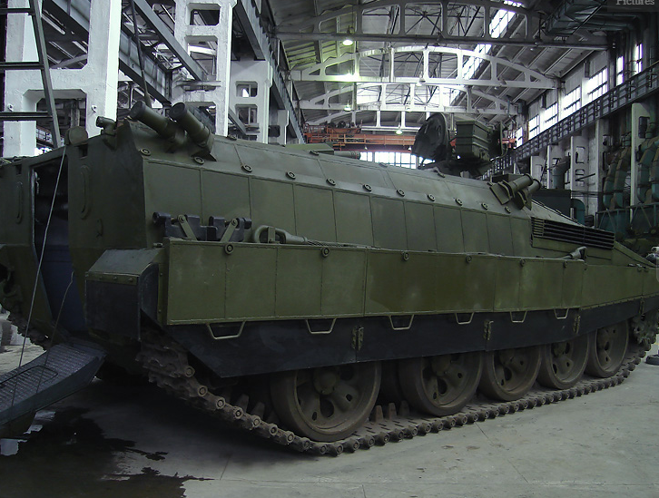 Khi này, động cơ của BMP-55 sẽ được đặt ở phía trước - giống với mọi loại xe thiết giáp chở quân. Phần phía sau xe có thể thiết kế cửa mở, cho phép lính lên xuống dễ dàng. Nguồn ảnh: Military.