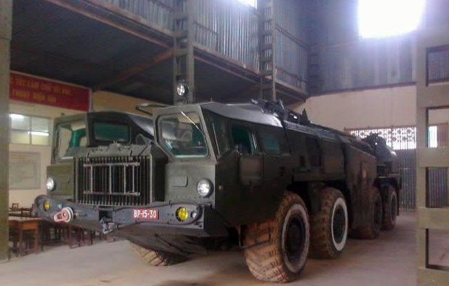 Trong quá khứ, loại tên lửa đạn đạo chiến thuật này đã được sử dụng trong thực chiến lần đầu tiên từ thập niên 70 tại Trung Đông. Scud cũng tỏ ra "quen mặt" với quân đội NATO khi Iraq phóng hàng chục quả tên lửa loại này về phía Isarel và Saudi Arabia trong Chiến tranh vùng Vịnh. Nguồn ảnh: Danviet.