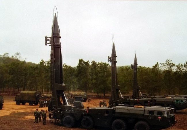 Chính gốc, loại tên lửa này mang tên R-11 (với phiên bản đầu) và R-17 (sau đổi thành R-300) Elbrus (phiên bản sau). Tuy nhiên cả thế giới vẫn quen gọi với cái tên Scud do NATO đặt cho loại tên lửa này vì bản thân R-11, R-17 cũng như R-300 có rất nhiều phiên bản khác nhau. Nguồn ảnh: Danviet.