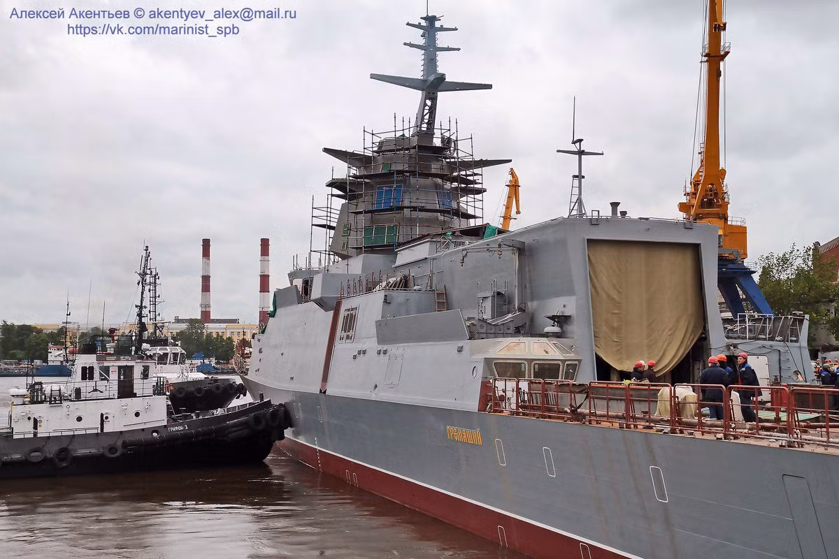 Ngoại trừ hệ thống phòng không được nâng cấp, hỏa lực chống tàu mặt nước của chiến hạm Dự án 20381 vẫn không thực sự mạnh, điều này khiến Nga cảm thấy không hài lòng, vì vậy họ đã cho ra đời biến thể hoàn thiện nhất là Dự án 20385 lớp Gremyashchy.