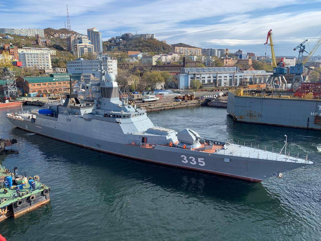 Ngoài ra tàu sẽ mang được tới 16 tên lửa phòng không 9M96 trong cụm 2 hàng 8 ống phóng thẳng đứng, thay vì chỉ 12 quả như trên chiến hạm Dự án 20381.