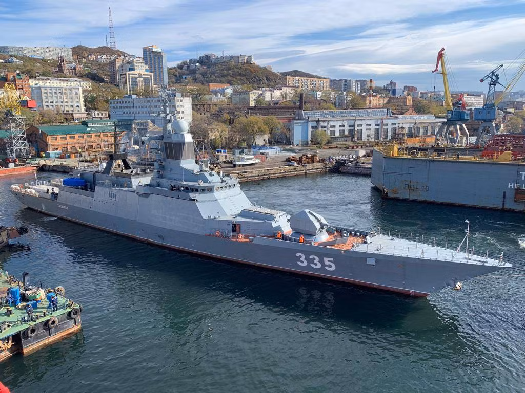 Ngoài ra tàu sẽ mang được tới 16 tên lửa phòng không 9M96 trong cụm 2 hàng 8 ống phóng thẳng đứng, thay vì chỉ 12 quả như trên chiến hạm Dự án 20381.