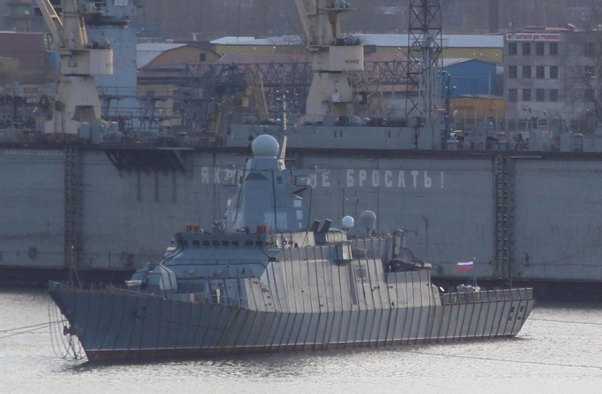 Thiết kế của tàu hộ vệ Gremyashchy bắt nguồn từ tàu hộ vệ tên lửa Steregushchy - Dự án 20380, đây là lớp chiến hạm tàng hình hiện đại, giữ vai trò xương sống của lực lượng tác chiến ven bờ hải quân Nga những năm đầu thế kỷ XXI.