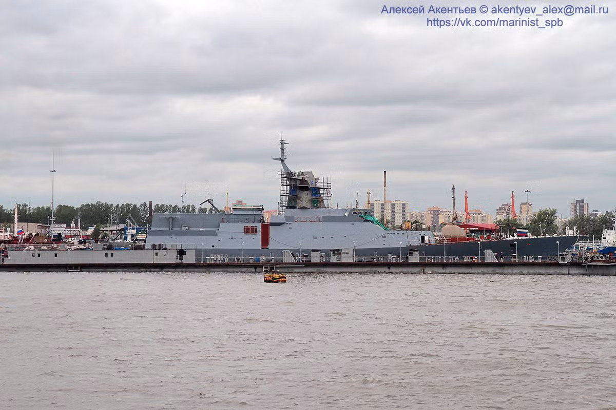 So với Dự án 20380 thì thay đổi đáng kể nhất trên Dự án 20381 là module tên lửa - pháo phòng không Kashtan được thay thế bằng 12 ống phóng thẳng đứng của tên lửa 9M96 thuộc tổ hợp phòng không tầm trung - xa Redut.