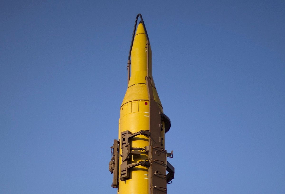 Năm 1987, Iran chế tạo thành công tên lửa Shahab-1. Đây là loại tên lửa được Iran chế tạo dựa trên công nghệ kỹ thuật đảo ngược - ăn cắp lại thiết kế của tên lửa Scud-B do Liên Xô sản xuất. Nguồn ảnh: AP.