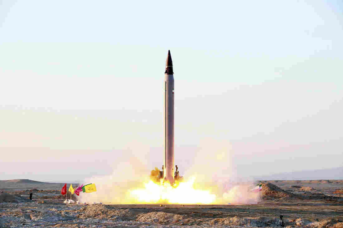 Tới giữa thập niên 2000, Iran đã đạt được bước tiến cực lớn khi cho ra đời tên lửa Ghadr-110 - loại tên lửa tầm trung có tầm bắn từ 1800 tới 2000 km khiến cả thế giới phải sững sờ. Nguồn ảnh: AP.