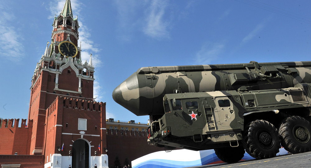 Ở tầm bắn tối đa 11.000 km, tên lửa Topol cũng chỉ mất khoảng 20 phút để tới mục tiêu. Tên lửa có độ chính xác lệch tầm tối đa 200 mét ở tầm bắn tối đa, tuy nhiên độ lệch này là không có ý nghĩa gì khi mà đầu đạn của nó sức sức phá huỷ quá ghê gớm. Nguồn ảnh: Rumil.