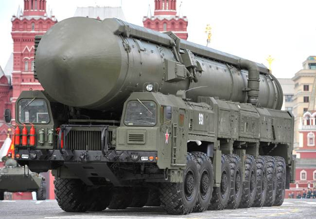 Việc sử dụng nhiên liệu rắn ở mọi giai đoạn phóng cho phép Topol tăng tốc liên tục khi bay. Tốc độ tối đa của nó có thể lên tới Mach 22 - tương đương với khoảng 7,3 km/giây hay 26.400 km/giờ. Nguồn ảnh: Rumil.