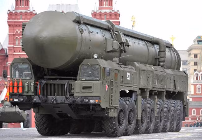 Việc sử dụng nhiên liệu rắn ở mọi giai đoạn phóng cho phép Topol tăng tốc liên tục khi bay. Tốc độ tối đa của nó có thể lên tới Mach 22 - tương đương với khoảng 7,3 km/giây hay 26.400 km/giờ. Nguồn ảnh: Rumil.