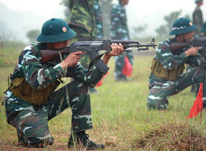 Hiện tại, các phiên bản súng trường tấn công AK vẫn là loại vũ khí chủ yếu nhất cho lực lượng lục quân của Quân đội Việt Nam. Trong quá trình hiện đại hoá quân đội, nhiều loại súng trường tấn công đã được chúng ta lựa chọn nhập khẩu hoặc mua toàn dây chuyền nhưng số lượng sản xuất ra vẫn chưa đủ để thay thế hoàn toàn được khẩu AK. Nguồn ảnh: Rifle.