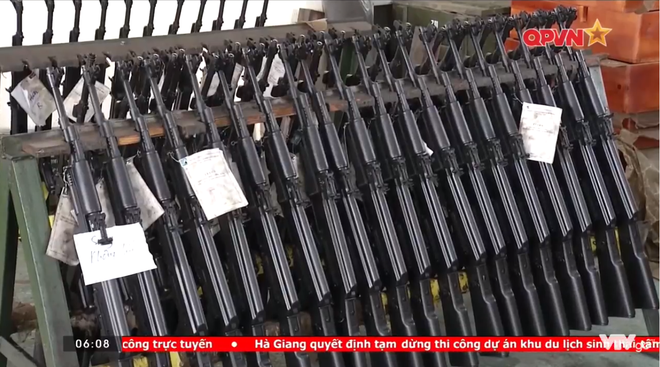 Cụ thể, nhiều người cảm thấy khá bất ngờ khi mà Việt Nam tới nay vẫn miệt mài cải biên rất hiệu quả khẩu AKM thay vì sử dụng các loại súng trường hiện đại hơn đã được chúng ta nhập khẩu trong thời gian gần đây. Nguồn ảnh: QPVN.