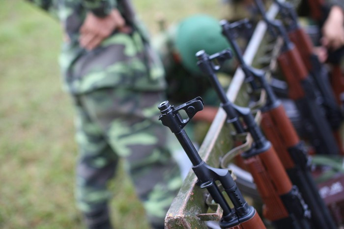 Phần đầu nòng của AKM-1 có cấu tạo không khác gì AK-47 nhưng không loại trừ khả năng sẽ gắn được khuyết bù giật giống như trên khẩu AKM. Nguồn ảnh: Duy Lê.