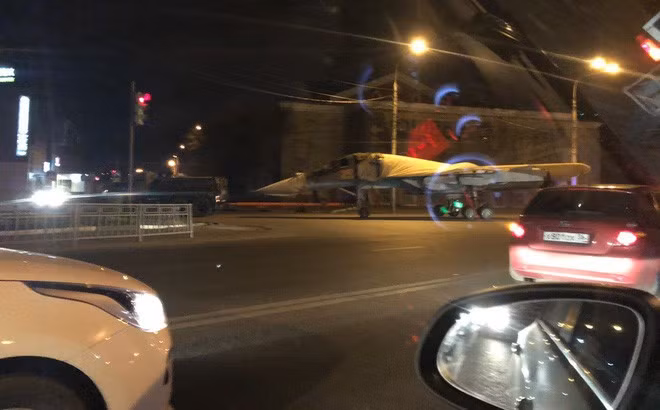 Tạp chí hàng không quân sự The Aviationist của Mỹ mới đây đã đăng tải những hình ảnh độc đáo của một máy bay tiêm kích - bom Su-34 Fullback trong biên chế không quân Nga.