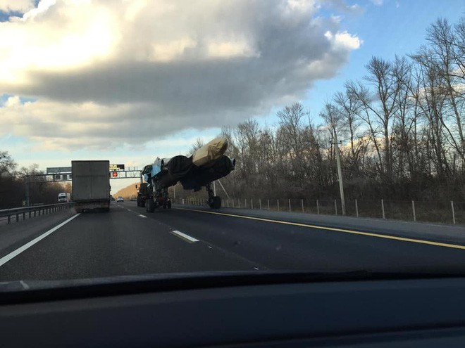 Chi tiết rất đáng quan tâm nữa đó là chiếc tiêm kích Su-34 số hiệu 25 "Đỏ" này được nhận ra là một trong 4 máy bay đầu tiên mà Nga triển khai tới căn cứ Hmeimim tại Syria.