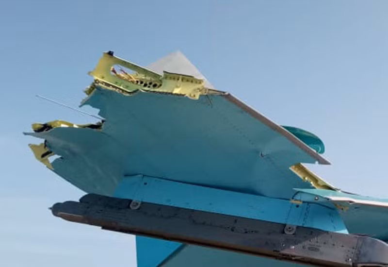 "Buồng lái của máy bay chỉ huy đã va phải đồng đội ở vị trí đầu mút cánh, trong khi cố gắng thoát ra, 2 máy bay lại tiếp tục va chạm thêm một lần nữa. Đồng thời các mảnh vỡ đã bị hút vào động cơ của 1 chiếc", nguồn tin của Sputnik cho biết.