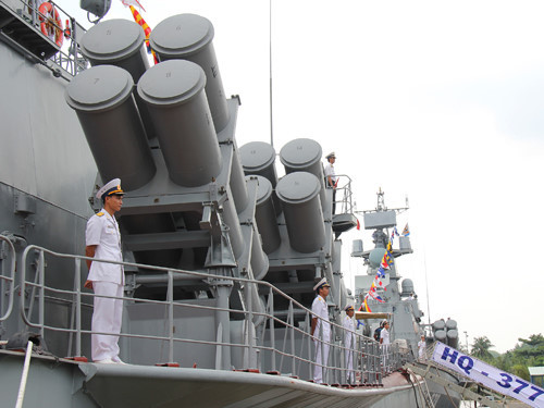 Trong khi đó, với nhiều tên lửa Kh-35 nhắm vào một mục tiêu, chiến thuật "pháo dàn" này hoàn toàn có thể cho phép Kh-35 hạ gục được khu trục hạm hoặc thậm chí là tàu sân bay của đối phương nếu số lượng tên lửa cùng "cất cánh" một lúc là đủ nhiều. Nguồn ảnh: Người Lao động.