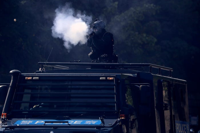 Phía cảnh sát dù áp đảo về mặt trang bị cũng chỉ sử dụng vũ khí hơi cay và vòi rồng, tuyệt đối không sử dụng các loại vũ khí sát thương. Nguồn ảnh: BI.