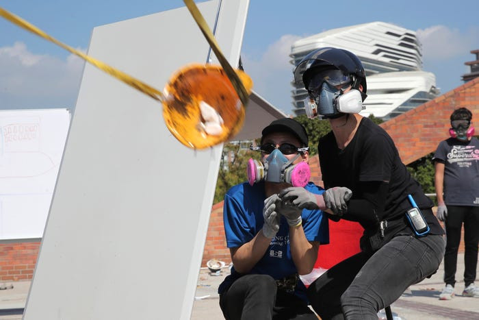 Người biểu tình sử dụng nhiều loại vũ khí tự chế để tấn công lại lực lượng cảnh sát, trong đó có ná bắn chun cỡ lớn hay thậm chí là cả máy bắn đá. Nguồn ảnh: BI.