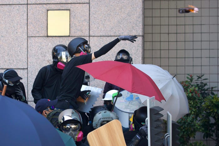 Bom xăng - loại vũ khí được cho là "truyền thống" của người biểu tình quá khích khắp thế giới cũng được những người quá khích ở Hong Kong sử dụng triệt để. Nguồn ảnh: BI.