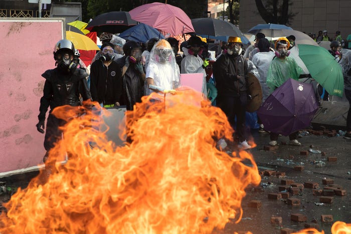 Mặc dù cảnh sát Hong Kong được trang bị bảo hộ lao động rất kỹ càng, tuy nhiên họ cũng không dám tấn công qua những đám lửa dày hàng chục mắt do người biểu tình tạo ra bởi bom xăng. Nguồn ảnh: BI.