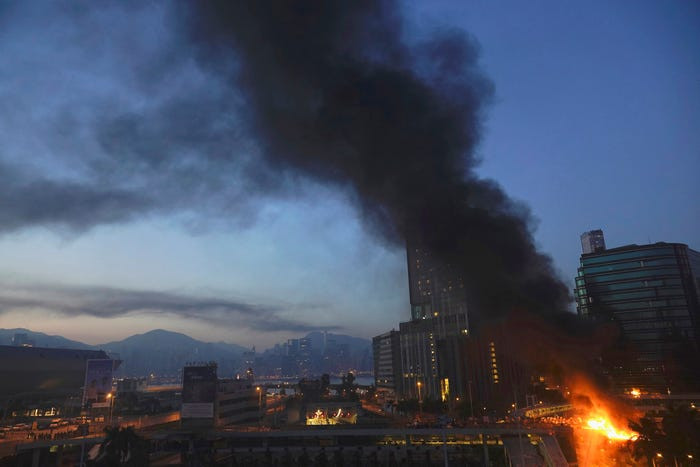 Tới sáng ngày thứ hai, 18/11, khói lửa vẫn bao trùm một góc Hong Kong. Nguồn ảnh: BI.