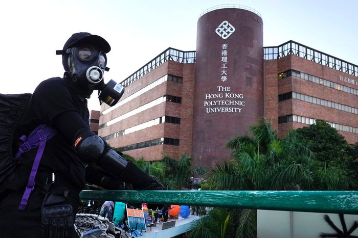 Người biểu tình Hong Kong được trang bị mặt nạ phòng độc, giáp bảo hộ cực kỳ chuyên nghiệp khi đối đầu với lực lượng chấp pháp của Hong Kong. Nguồn ảnh: BI.