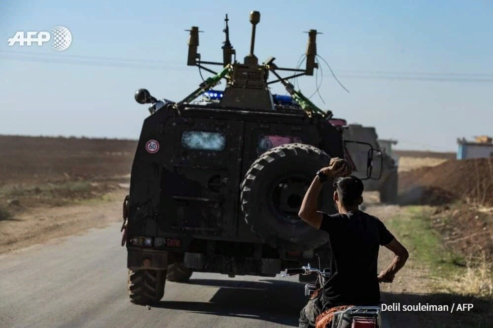 Thậm chí khi xe đã đi qua khu vực tụ tập đông người, một số người Kurd còn sử dụng phương tiện cá nhân tiếp tục bám đuổi để thể hiện thái độ gây hấn.