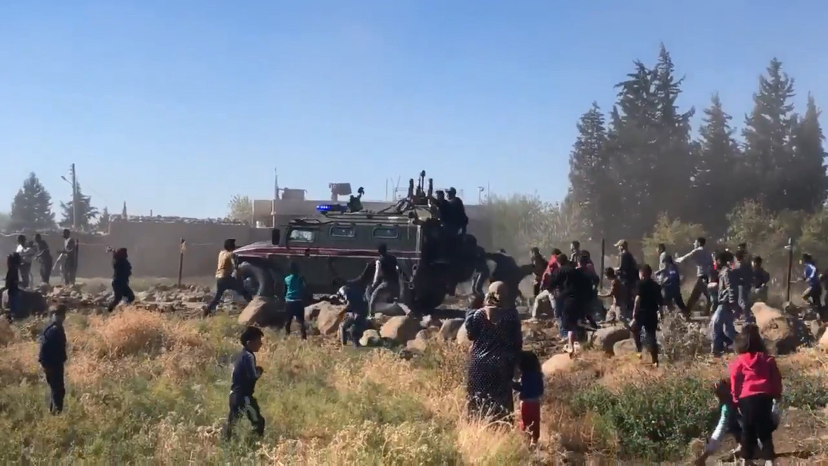 Chỉ huy quân sự của người Kurd tuyên bố rằng lực lượng này không tin tưởng vào Nga, Matxxcơkva bị cáo buộc là chỉ muốn duy trì ảnh hưởng với chính quyền Syria và Thổ Nhĩ Kỳ mà không để ý đến quyền lợi của người Kurd.