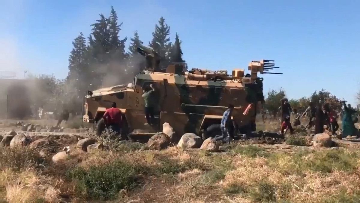 Do vậy không ngạc nhiên khi tình trạng tương tự cũng xảy đến với đoàn xe quân sự của Thổ Nhĩ Kỳ khi thực hiện nhiệm vụ tuần tra trong khu vực hành lang an toàn.